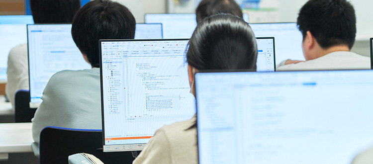 前期がぐるぐるでさまざまな体験を。<br />
後期からは自分の目指す<br />
専攻の勉強に集中できます。