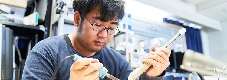 業界との結びつきが強く、<br />
現場で活用されている<br />
最新技術を特別に体験できる。